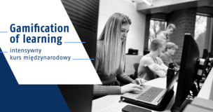 studenci pracujący na komputerach oraz pełna nazwa kursu