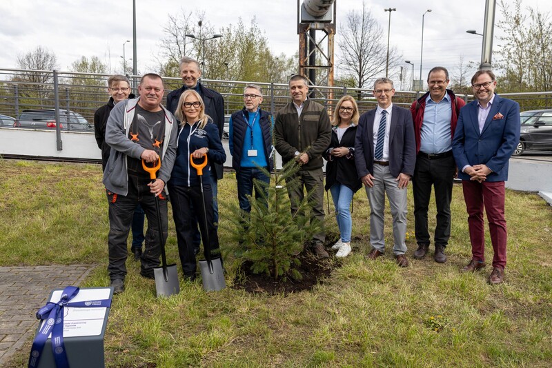 zdjęcie grupowe władz uczelni, zaproszonych gości oraz pracowników, którzy brali udział w sadzeniu drzewa