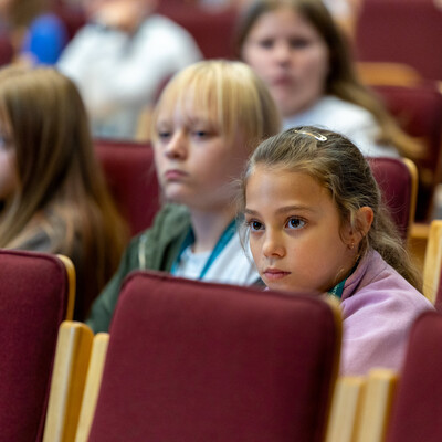 Zdjęcia przedstawiają inaugurację XXXV edycji Ekonomicznego Uniwersytetu Dziecięcego w Katowicach, w której uczestniczyło prawie 150 młodych studentów. Fotografie dokumentują uroczyste rozpoczęcie programu oraz pierwsze zajęcia ekonomiczne dla dzieci. 