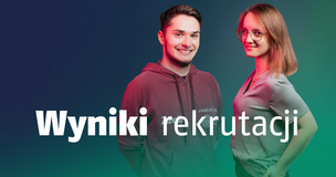 Grafika promocyjna Uniwersytetu Ekonomicznego w Katowicach informująca o wynikach rekrutacji. Po lewej stronie na granatowo–zielonym tle znajduje się biały napis „Wyniki rekrutacji”. Po prawej widnieje zdjęcie dwojga młodych osób – mężczyzny w bordowej bluzie oraz kobiety w szarej koszulce – oboje uśmiechnięci, patrzący w stronę obiektywu. Całość utrzymana jest w nowoczesnej kolorystyce z efektami czerwonego i zielonego światła.