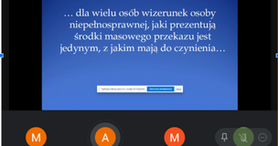 Przedstawia monety ułożone w stos
