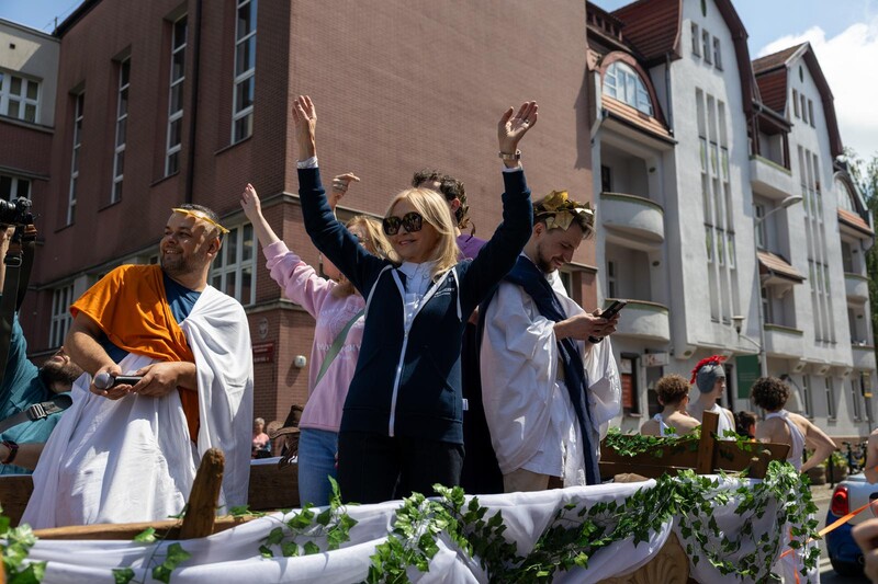JM Rektor prof. dr hab. Celina M. Olszak wraz ze studentami Uniwersytetu Ekonomicznego w Katowicach w radosnym korowodzie otwierającym Juwenalia Śląskie.