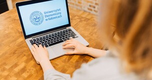 Dziewczyna pracująca na komputerze