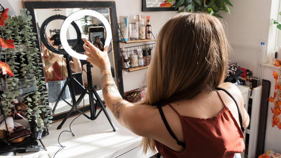 grafika ozdobna, kobieta nagrywająca siebie na telefonie