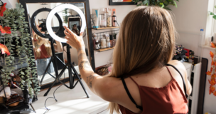 grafika ozdobna, kobieta nagrywająca siebie na telefonie