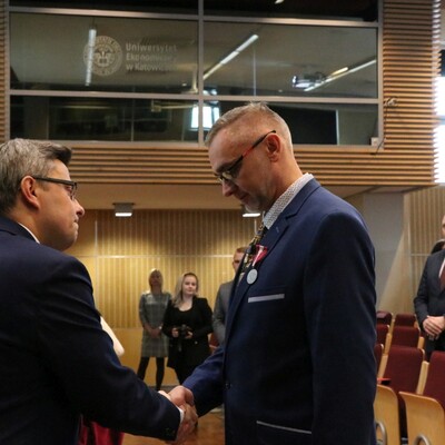 Odznaczenia państwowe i tytuły profesorów