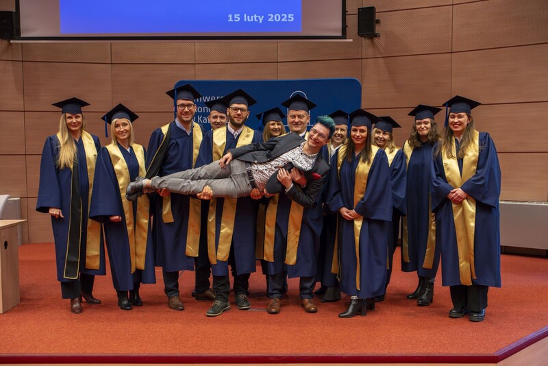 absolwenci z kierownikiem studiów MBA