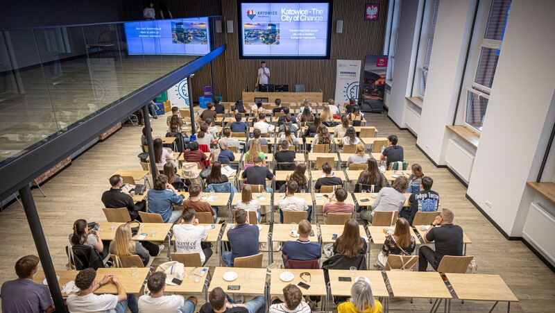 Uczestnicy konferencji EUROWEEK 2026 siedzący w auli podczas prezentacji prowadzonej na scenie