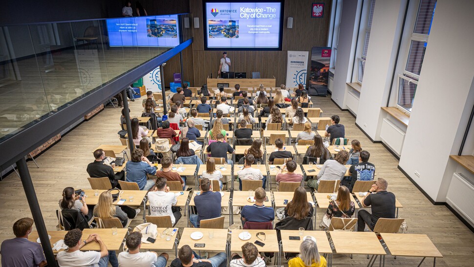 Uczestnicy konferencji EUROWEEK 2026 siedzący w auli podczas prezentacji prowadzonej na scenie
