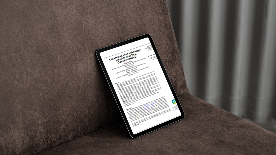 tablet wyświetlający pierwszą stronę artykułu