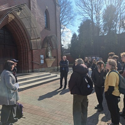 Studenci przed kościołem 