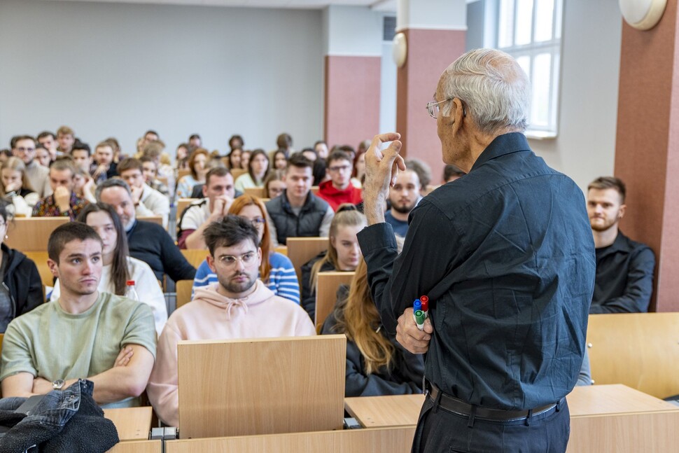 wykładowca ze studentami