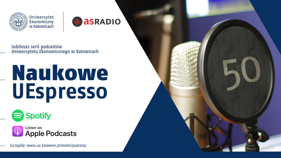 Plakat promujący jubileuszową serię podcastów Uniwersytetu Ekonomicznego w Katowicach „Naukowe UEspresso”. Po lewej stronie widoczne logo uczelni oraz asRadio, a także informacja o dostępności podcastu na Spotify i Apple Podcasts. Po prawej stronie zdjęcie mikrofonu studyjnego z pop filtrem, na którym widnieje liczba „50”. Na dole znajduje się adres strony internetowej z dodatkowymi informacjami.