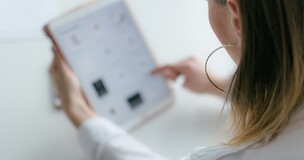 kobieta używająca tabletu