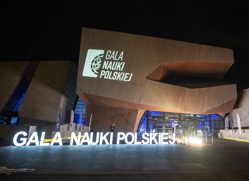 Toruńskie Centrum Kulturalno-Kongresowym z napisem świetlnym 'GALA NAUKI POLSKIEJ' ustawionym przed wejściem
