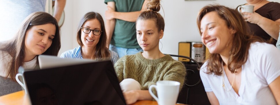 grupa studentek siedząca przed komputerem