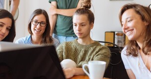 grupa studentek siedząca przed komputerem