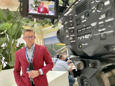 dr Kraśniewski z mikrofonem przed kamerą