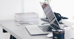 laptop z aparatem na biurku