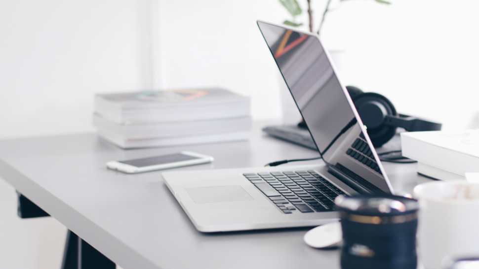 laptop z aparatem na biurku