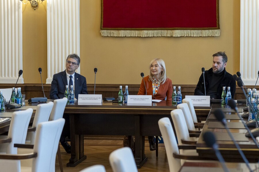zdjęcie wykonane podczas spotkania, przedstawia jego uczestników