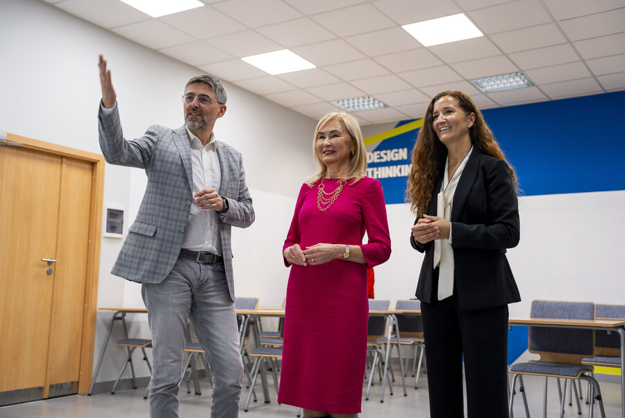 zdjęcie wykonane podczas odsłonięcia teleportera 