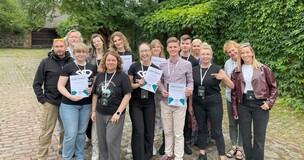 zdjęcie grupowe uczestników oraz Marta Warczek