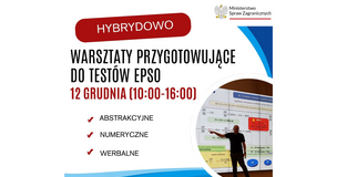 Grafika promująca warsztaty przygotowujące do testów EPSO organizowane przez Ministerstwo Spraw Zagranicznych. Na górze napis „HYBRYDOWO”. Poniżej informacja: „Warsztaty przygotowujące do testów EPSO, 12 grudnia (10:00–16:00)”. Wypunktowane trzy rodzaje testów: abstrakcyjne, numeryczne i werbalne. Po prawej stronie znajduje się zdjęcie prowadzącego stojącego przed dużym ekranem z przykładami zadań. W górnym rogu widoczne jest logo Ministerstwa Spraw Zagranicznych.