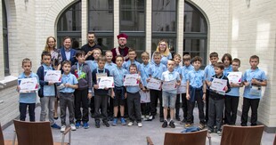 zdjecie grupowe dzieci z prorektorem
