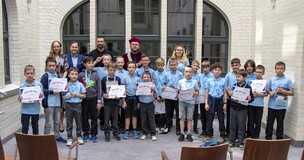zdjecie grupowe dzieci z prorektorem
