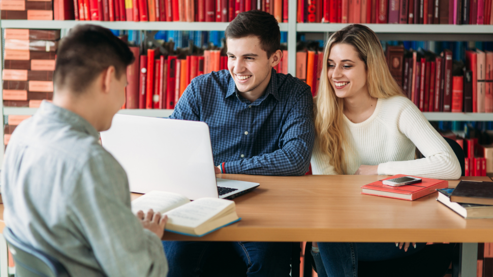 uśmiechnięci studenci w bibliotece