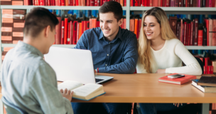 uśmiechnięci studenci w bibliotece
