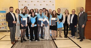 zdjęcie grupowe uczestników programu oraz prorektorów 