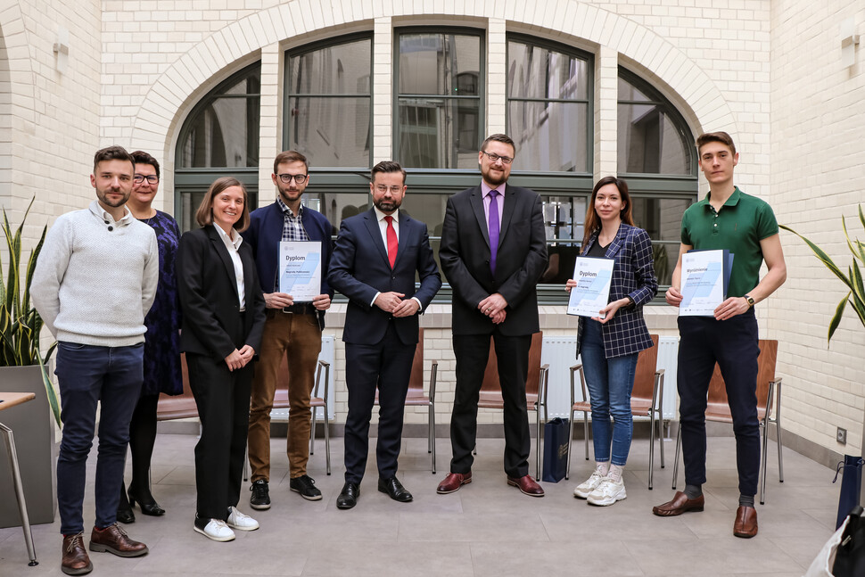 Wręczenie nagród w konkursie z okazji Światowego Dnia Praw Konsumenta [zdjęcie]