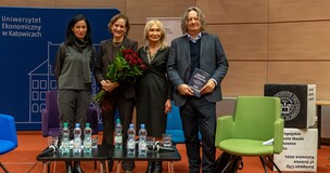 zdjęcie grupowe z gościnią; od lewej: dr Anna Budzanowska, Anne Applebaum, JMR prof. C. Olszak oraz prof. Ryszard Koziołek (UŚ)