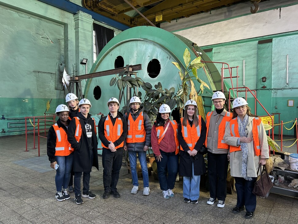 Zdjęcie grupy studentów podczas wizyty studyjnej 