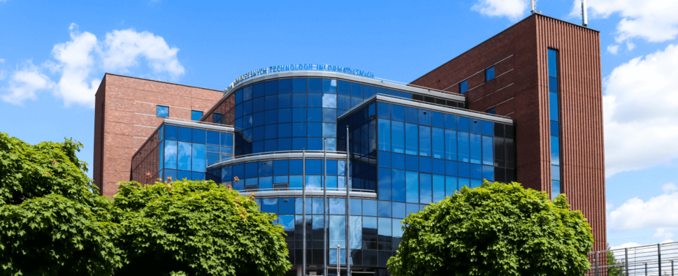 budynek CNTI w słońcu