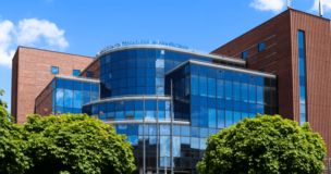 budynek CNTI w słońcu