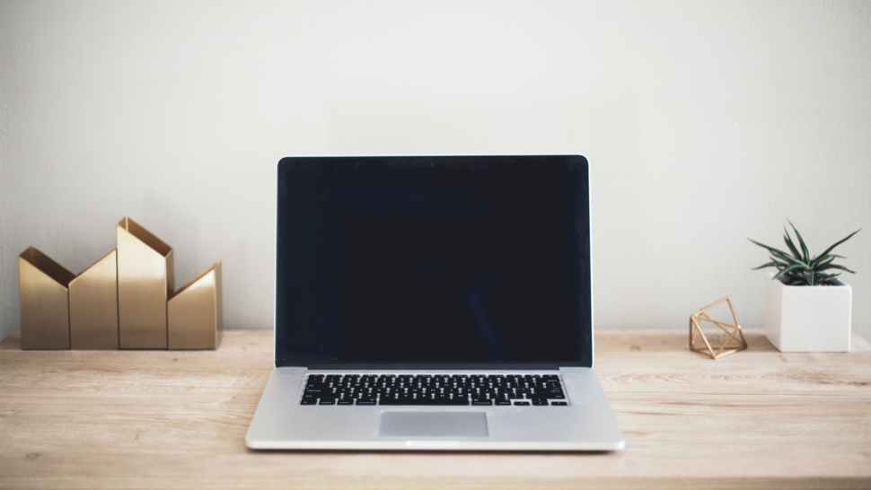 laptop na biurku