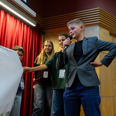 Zdjęcia przedstawiają inaugurację XXXV edycji Ekonomicznego Uniwersytetu Dziecięcego w Katowicach, w której uczestniczyło prawie 150 młodych studentów. Fotografie dokumentują uroczyste rozpoczęcie programu oraz pierwsze zajęcia ekonomiczne dla dzieci. 
