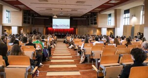 pełna aula podczas KATMUN2024