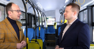 Prowadzący oraz gość podczas rozmowy