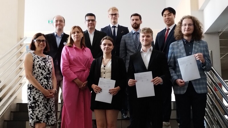 zdjęcie grupowe studentów z najwyższą średnią oraz wykładowców