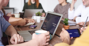 rozmawiający zespół ludzi przy stole