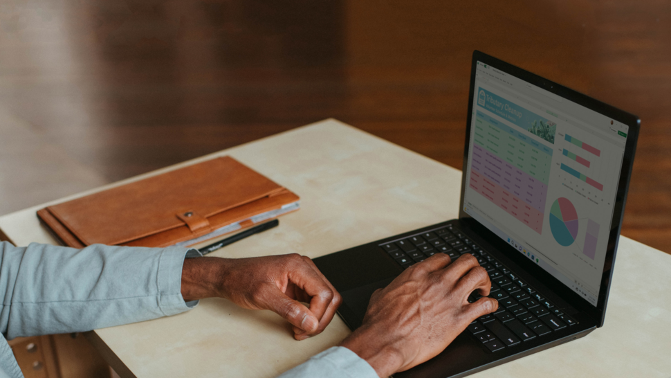 Zdjęcie laptopa i ręce 