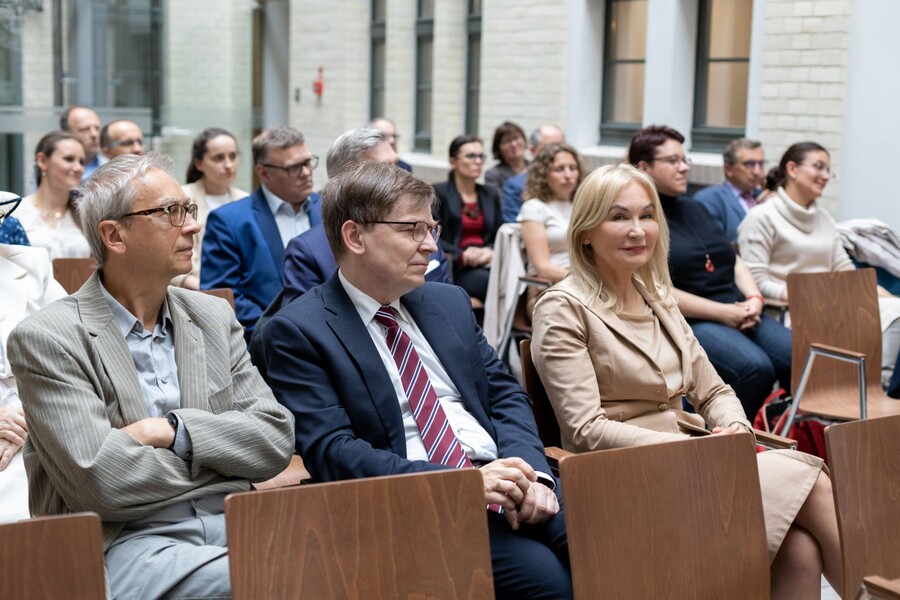 JM Rektor prof. Celina Olszak oraz Prorektor prof. Maciej Nowak oraz pozostała publiczność