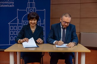 zdjęcie wykonane podczas podpisania