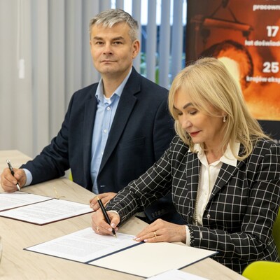 JM Rektor podpisująca umowę