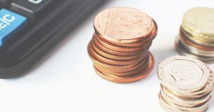 pieniądze obok kalkulatora