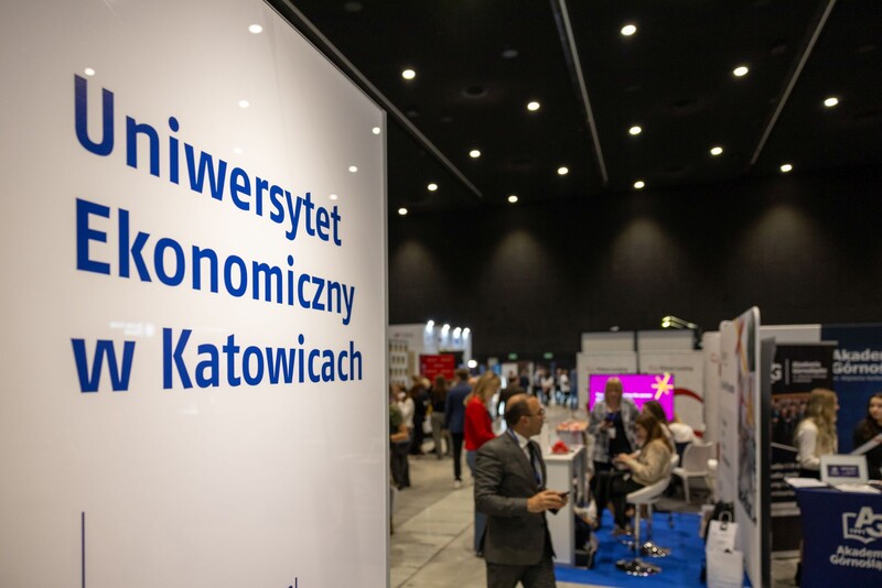ścianka UE Katowice, w tle uczestnicy Kongresu